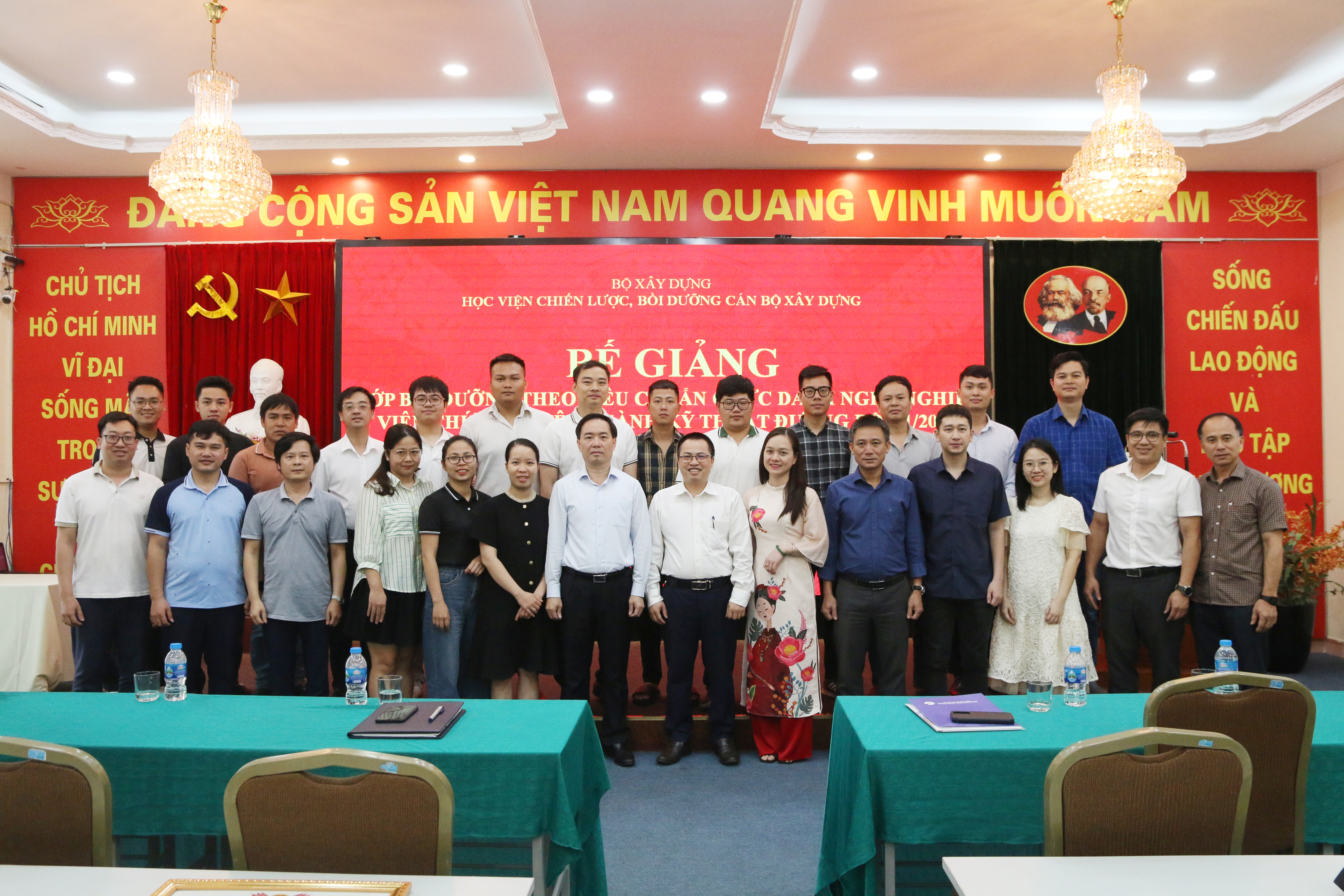 Bế giảng lớp Bồi dưỡng theo tiêu chuẩn chức danh nghề nghiệp chuyên ngành kỹ thuật đường bộ K1-2025