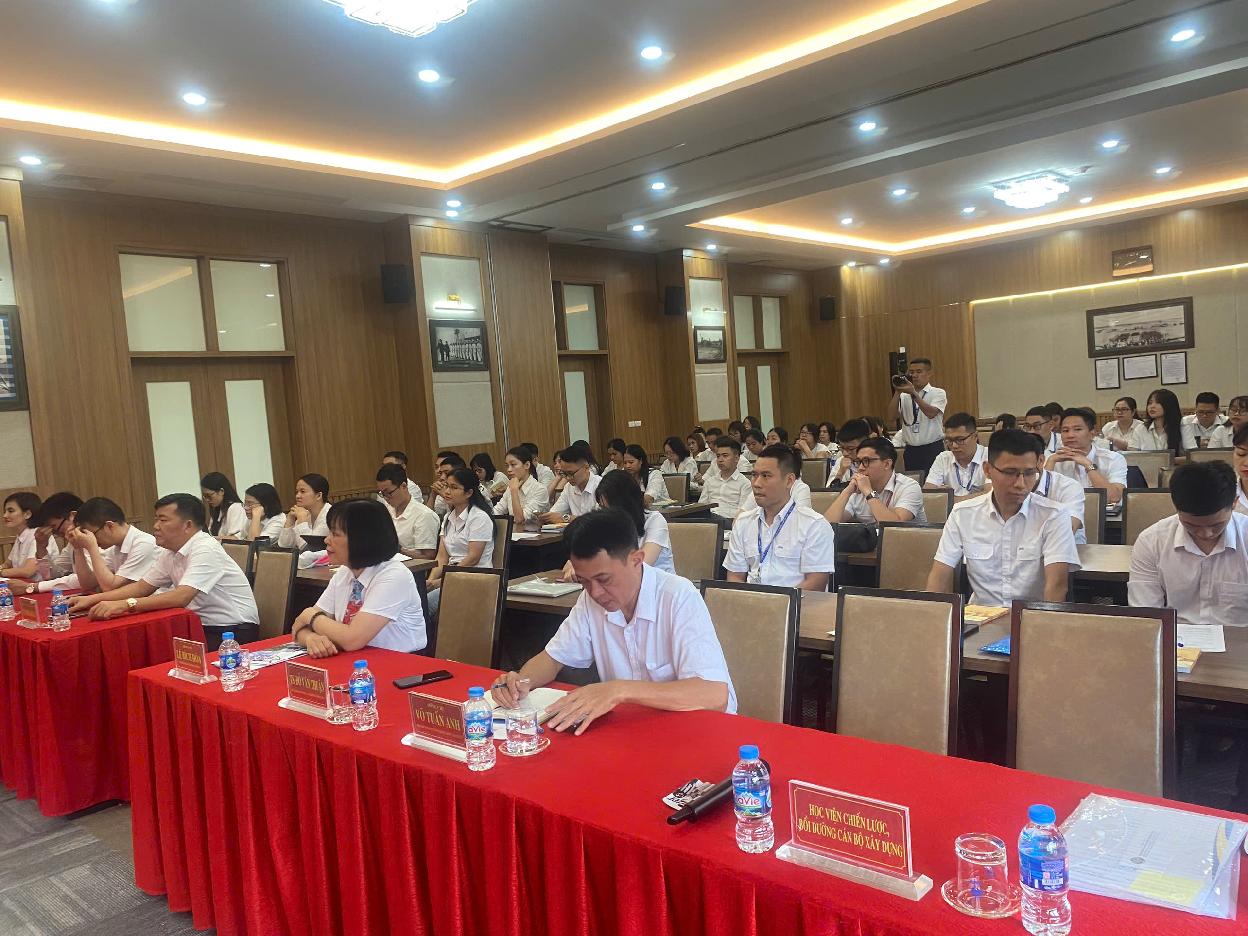 Đảng bộ Tổng công ty Quản lý bay Việt Nam phối hợp tổ chức khai giảng lớp Bồi dưỡng lý luận chính trị dành cho đảng viên mới năm 2025