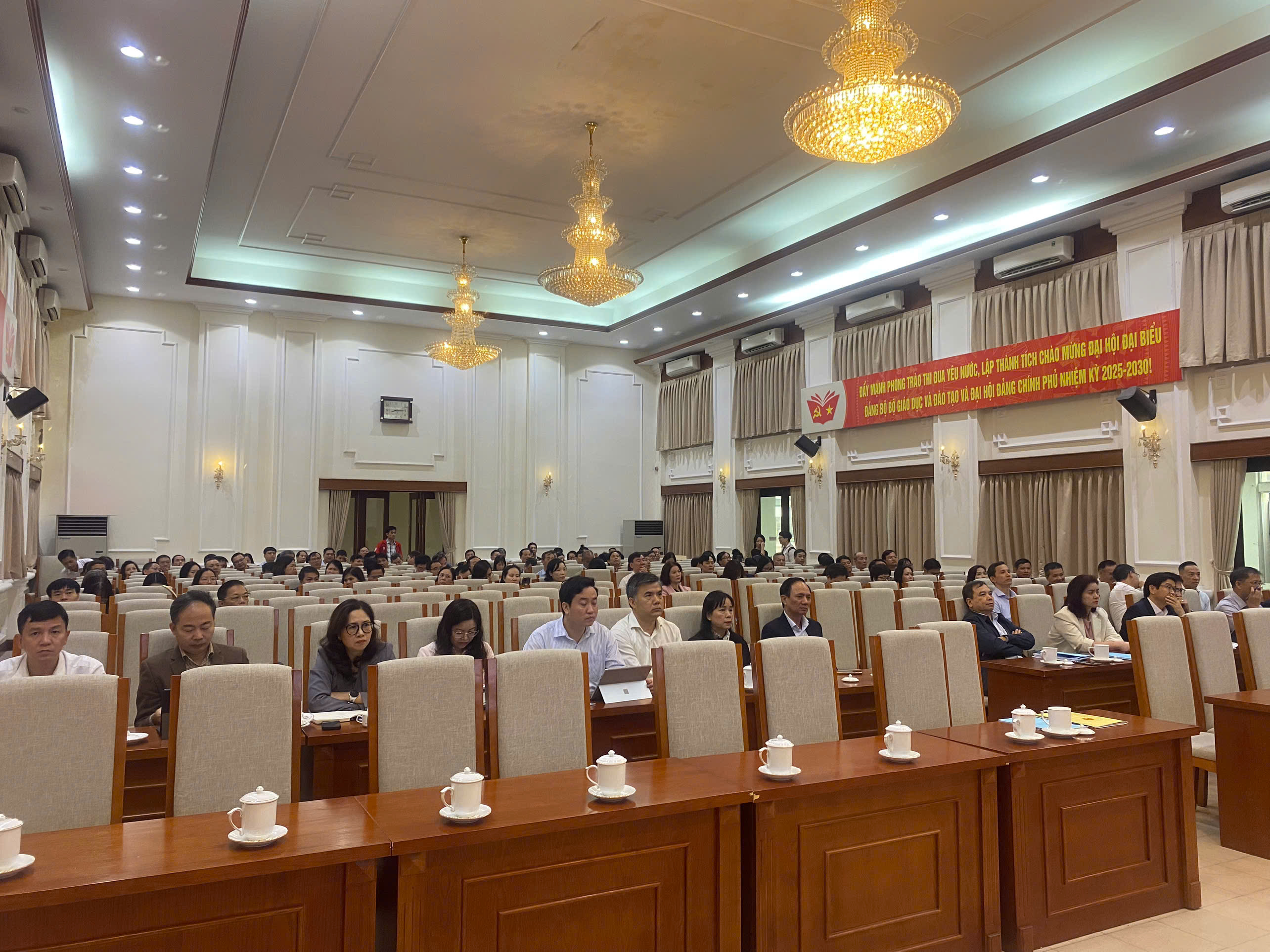 Bồi dưỡng, cập nhật kiến thức, kỹ năng đối với cán bộ lãnh đạo, quản lý các cấp theo Quy định số 145-QĐ/TW cho lãnh đạo các đơn vị trực thuộc Bộ Giáo dục và Đào tạo