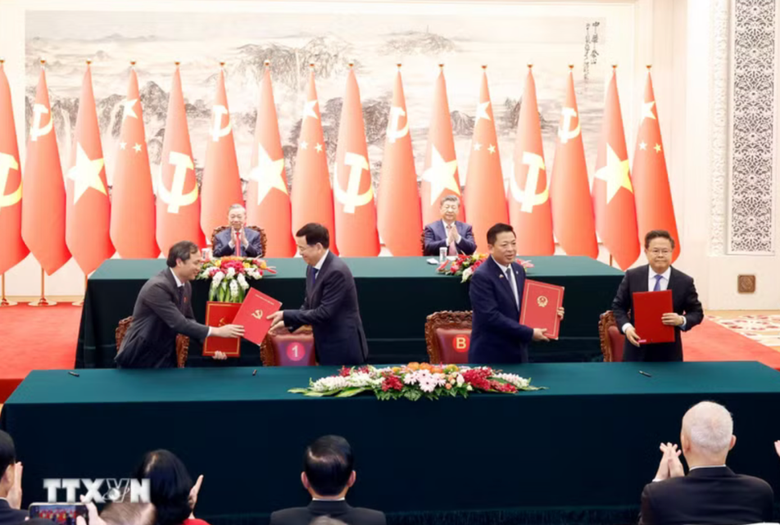 Viet Nam, China sign two railway cooperation agreements during high-level visit